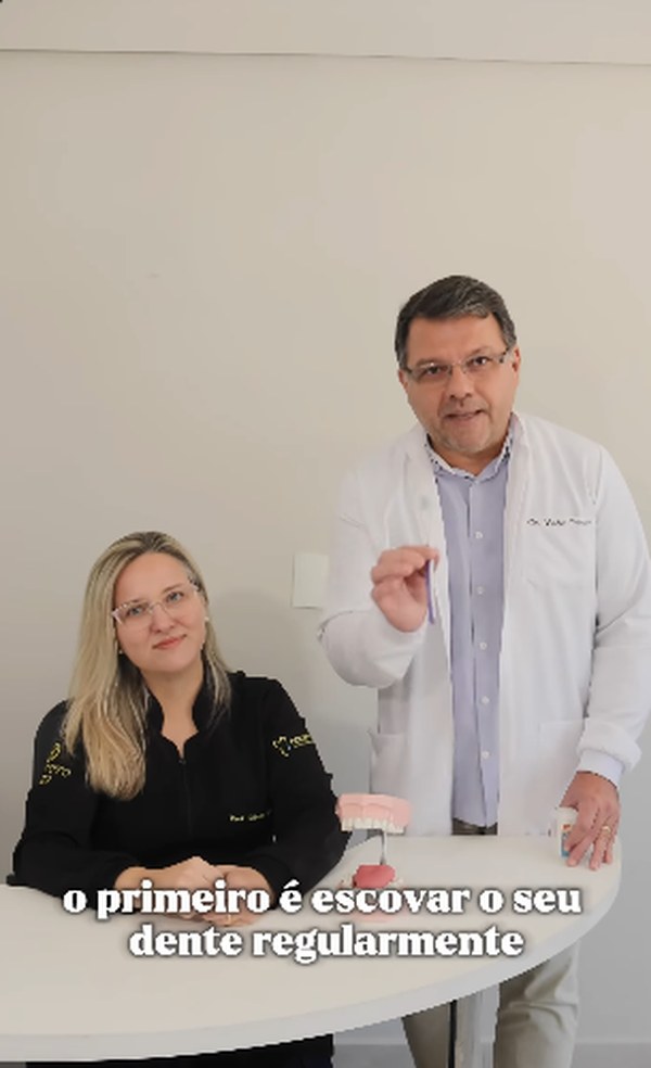 Dentistas da Endovitta com modelo de arcada dentária