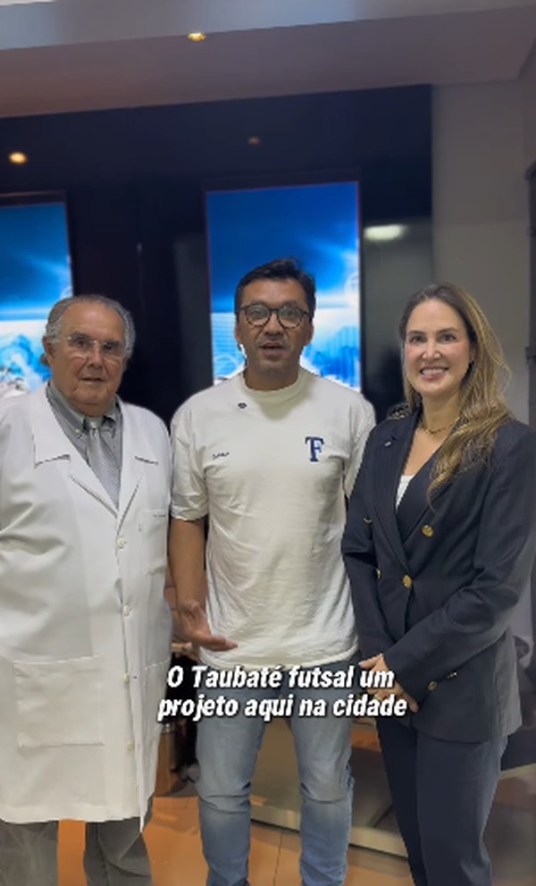 Equipe do Hospital de Olhos Ivanir Freire com visitante