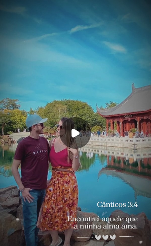 Casal diante de um lago, com frase de Cânticos 3:4
